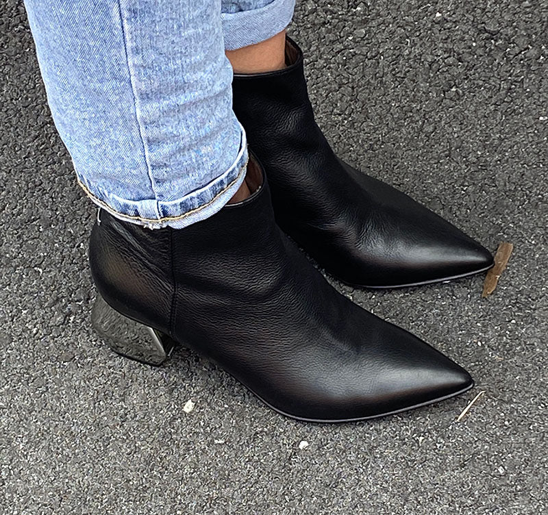 003A Black Leather Women's Ankle Boots